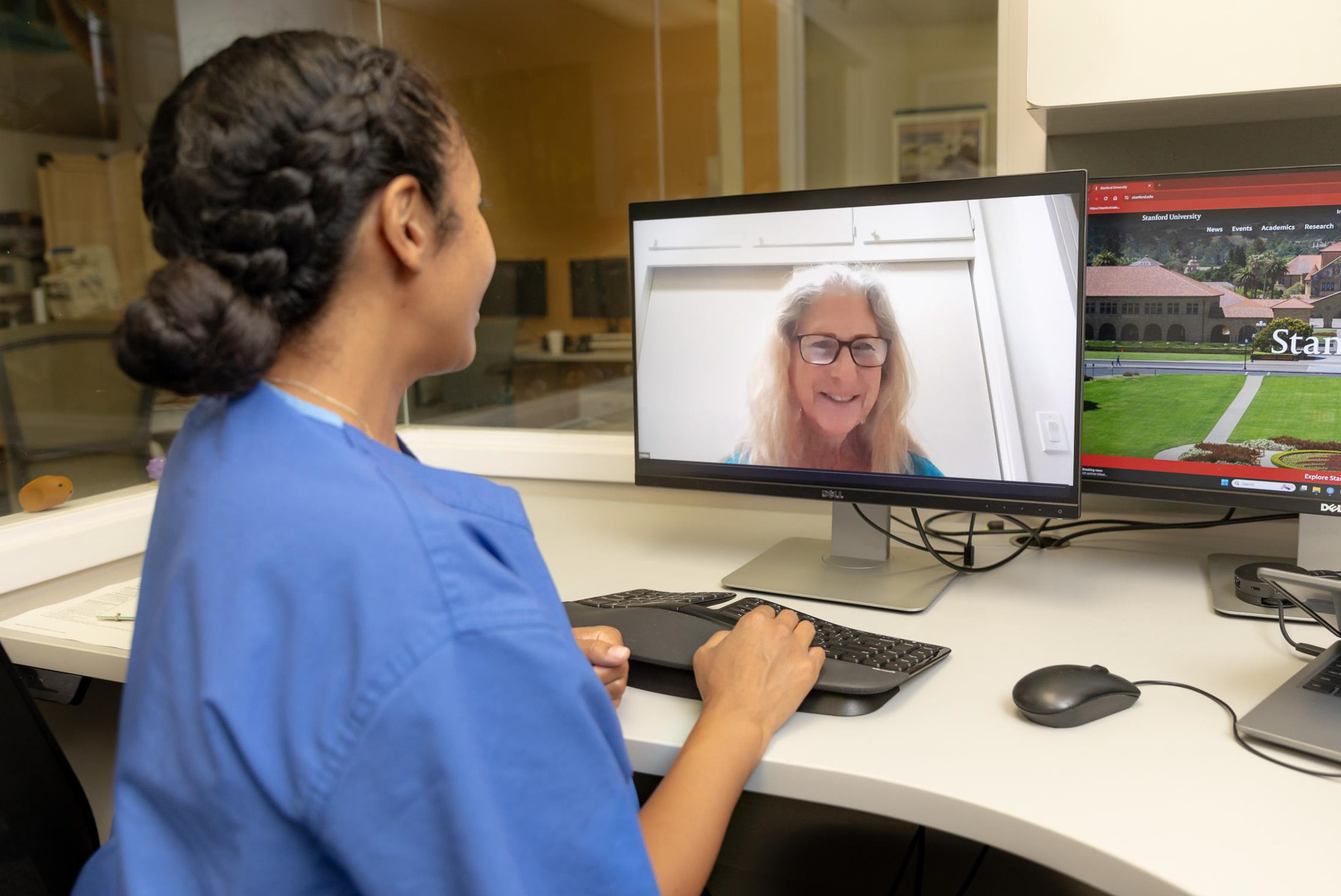 Tiffany, a research coordinator for the CARDIAC-PND Study, checks in with Debbie Stiles after surgery. Onscreen: a cognitive test designed to gauge Debbie’s brain health and resilience in numbers.